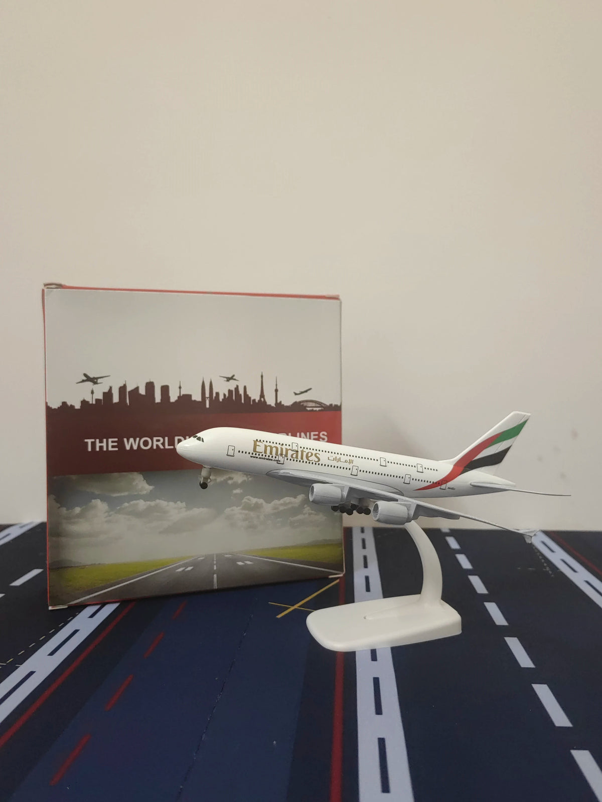 Emirates A380 passenger plane model, 21cm alloy simulation airplane toy, home decoration, birthday gift for boys and children.
