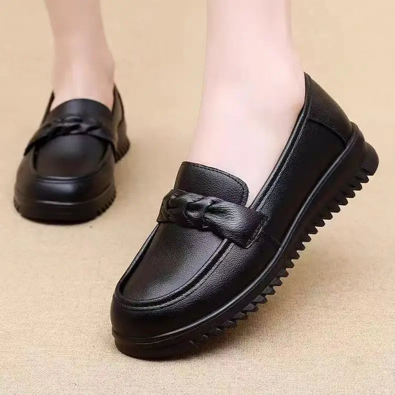 Comfortable Soft Bottom Cowhide Mom Shoes Waterproof Oil Resistant Slip-On Loafers for Daily Wear in Kitchen And Outdoor